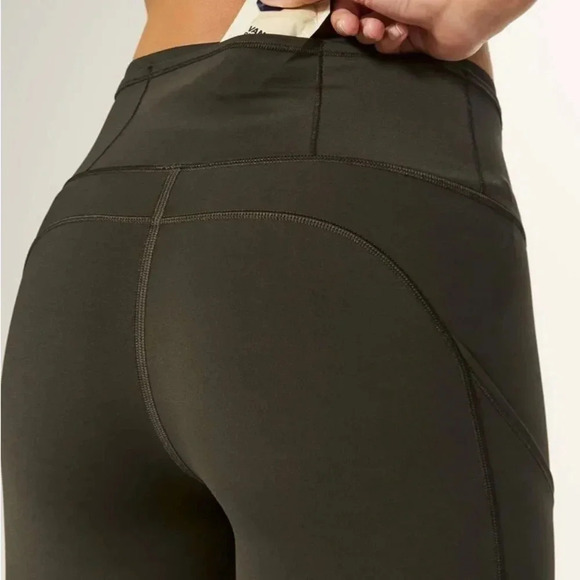Lululemon sz 4 Fast & Free 7/8 Tight II Nulux 25"
Drk Olive excellent condition - Picture 12 of 15
